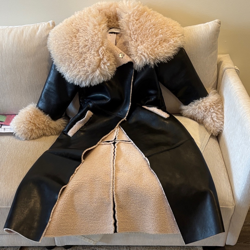 Luxurious Black Trench Coat with Cream Faux Fur